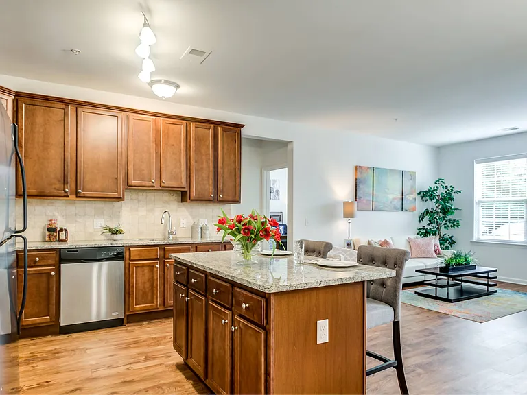 Laurel Green Apartments — Photo 9