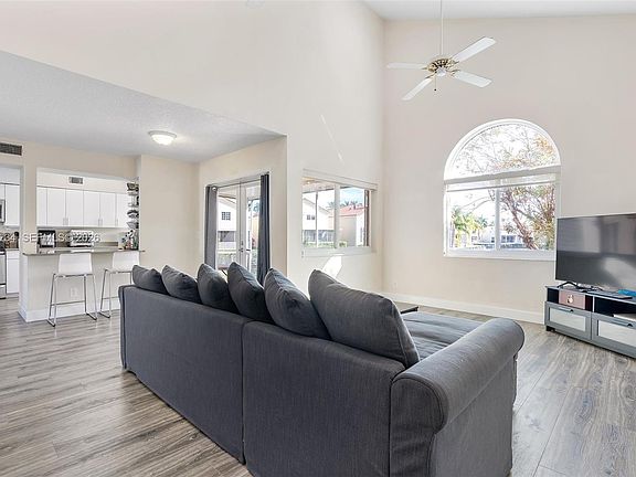 4th image of 1054 SE 6th Ave