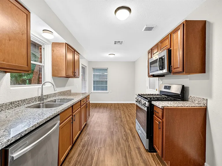530 Globe St — Photo 16