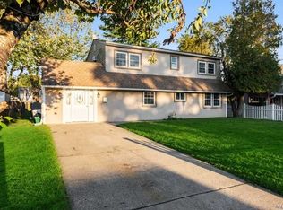 27 W Cabot Ln, Westbury, NY 11590