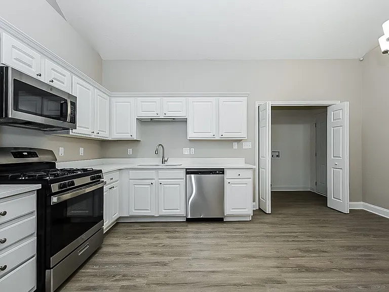 4060 Springvale Way — Photo 8