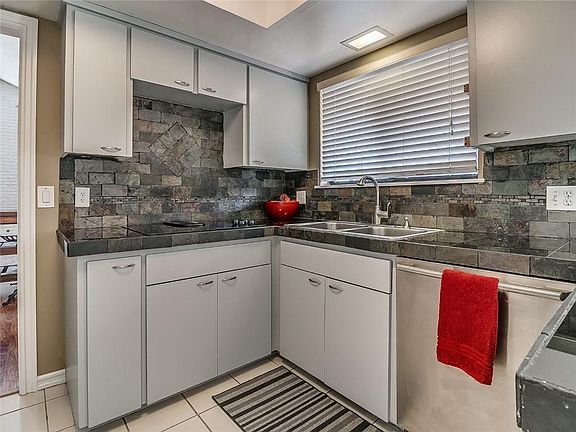 4th image of 4432 Foxglove Ln