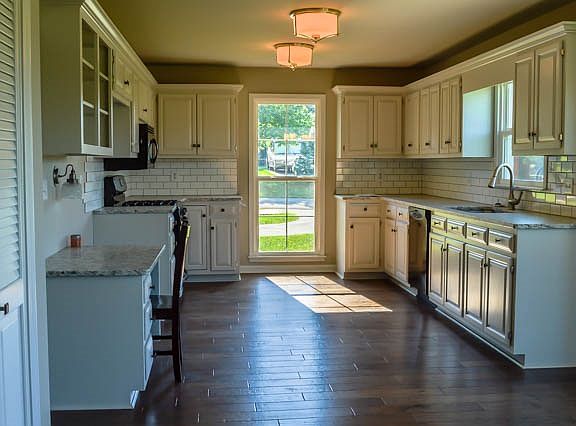 3rd image of 2823 Carriage Hill Dr