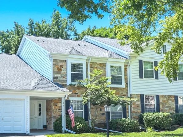 18 Waterbury Ln Unit L2, Schaumburg, IL 60193
