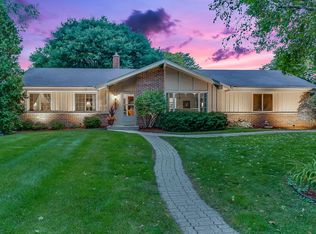 3325 Old Lantern Dr, Brookfield, WI 53005