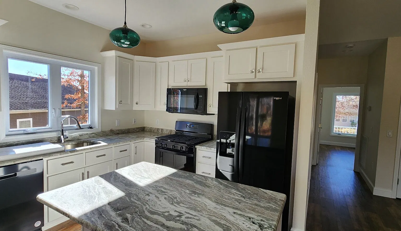 Practically new rental available for 6 months or 1 year lease & it has a lake view! — Photo 2