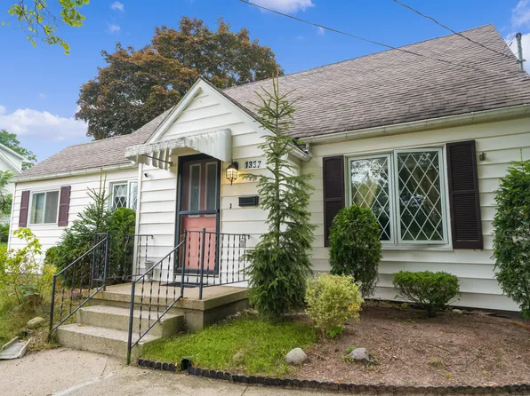 1337 Arianna St NW, Grand Rapids, MI 49504