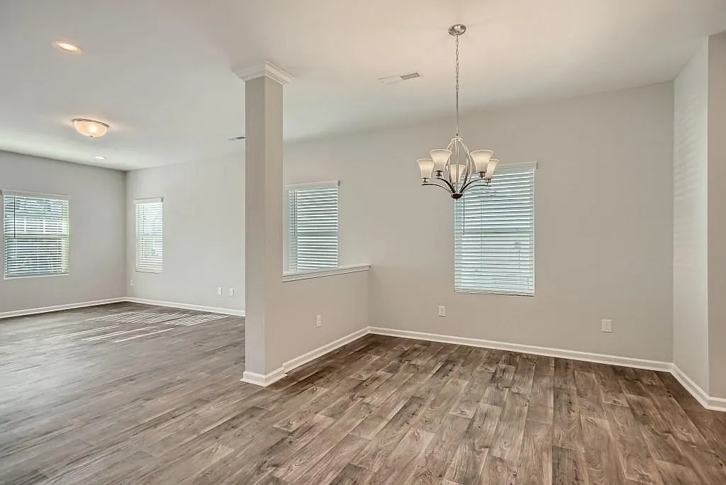 5 bed, 2416 sqft, $2,425 — Photo 4