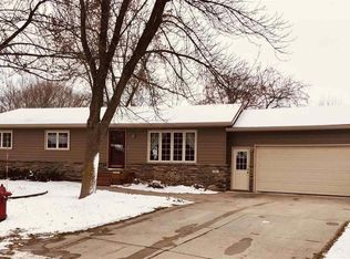 101 Hendricks Ln, Janesville, MN 56048