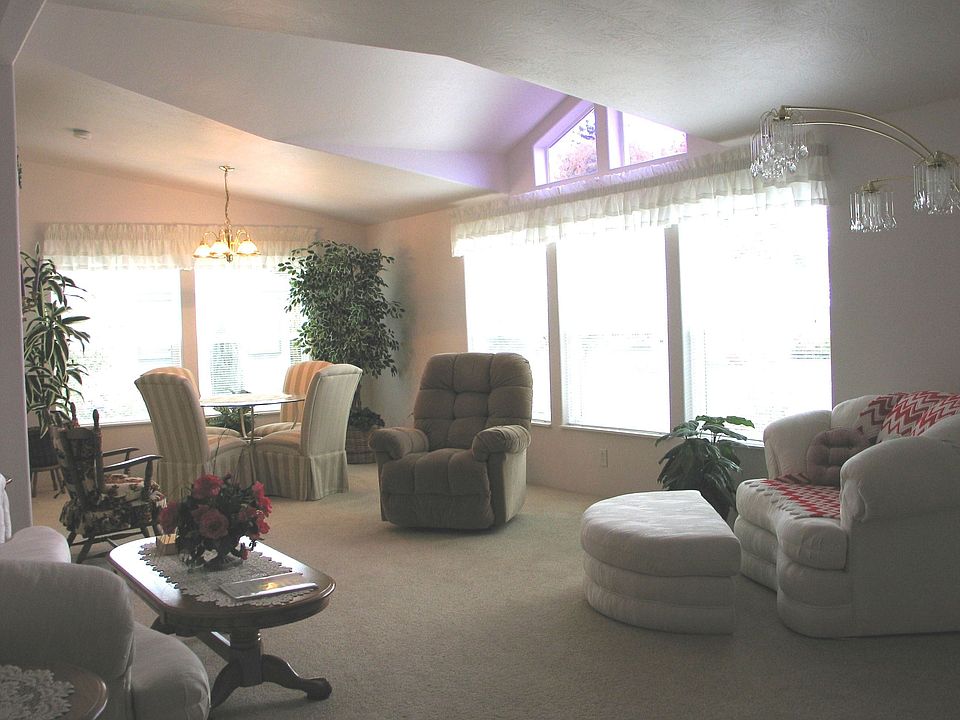 Light bright living room/dining room