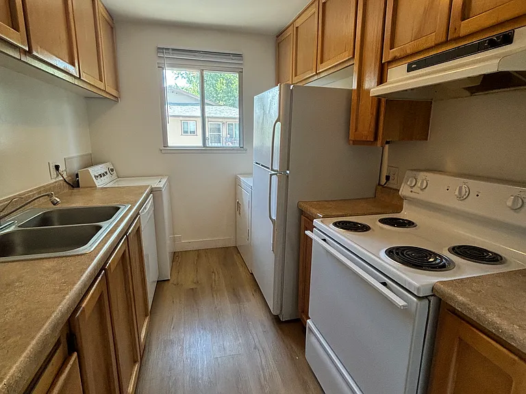 611 Oakwood Dr — Photo 8