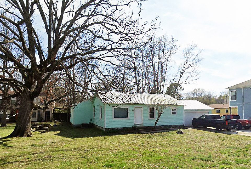 1st image of 915 W Lawson St