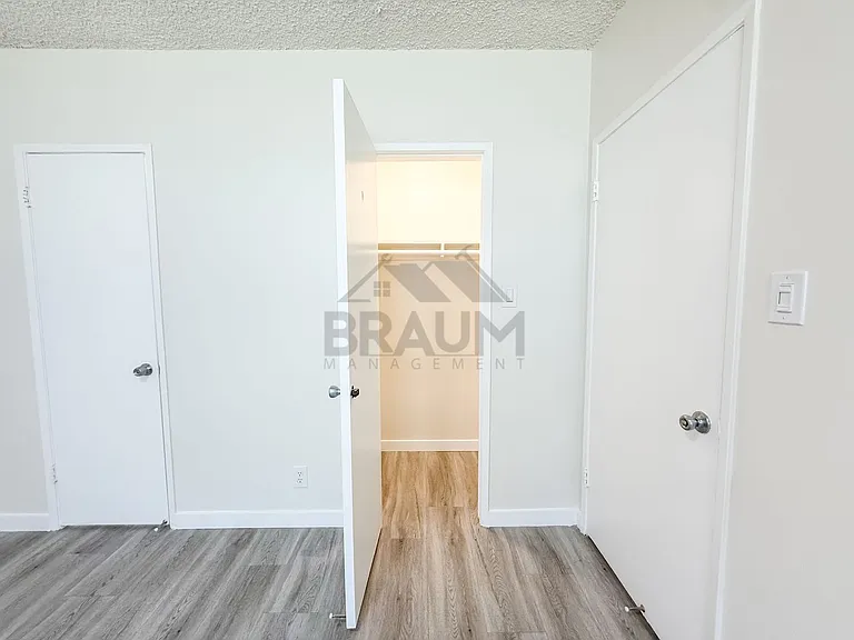 SEPULVEDA — Photo 25