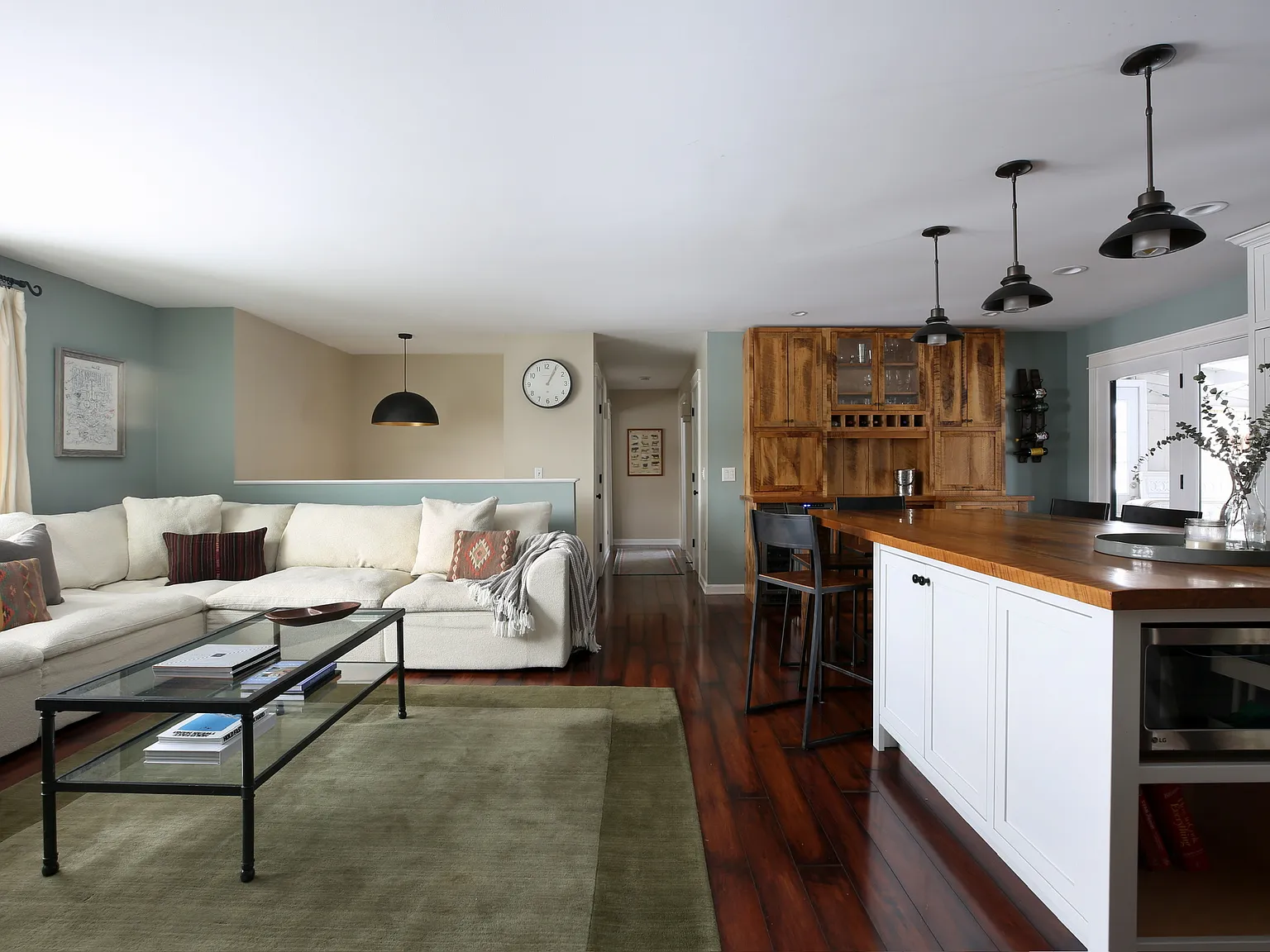 4 bed, 2200 sqft, $5,000 — Photo 1