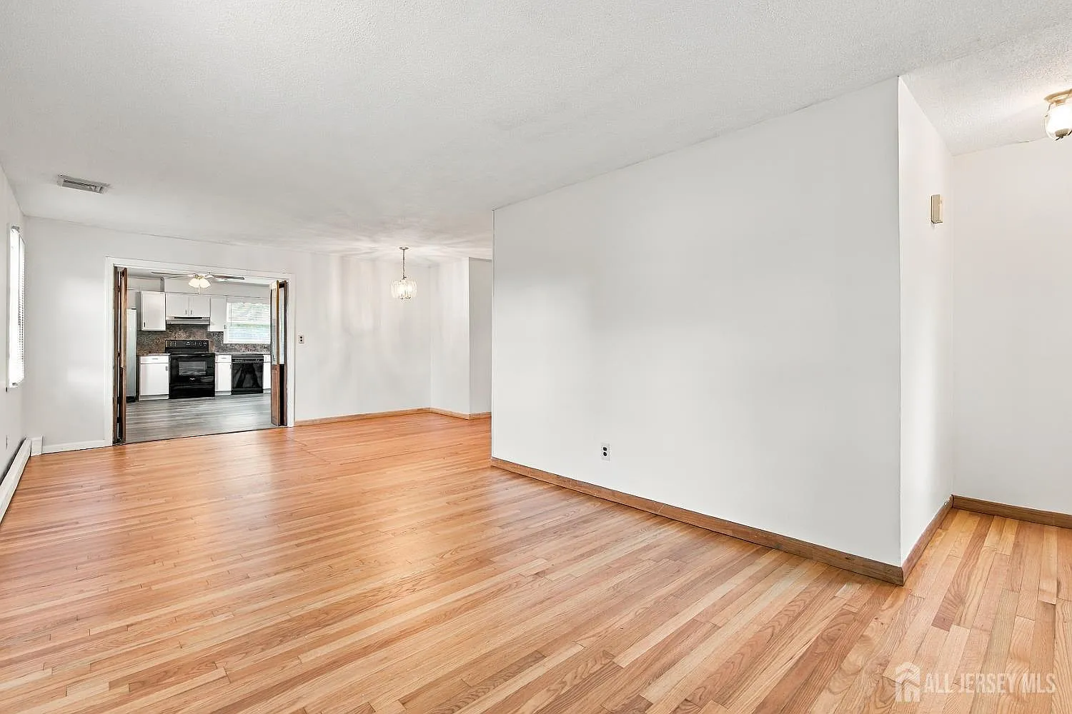 3 bed, 2.0 bath, 1697 sqft, $3,600 — Photo 4