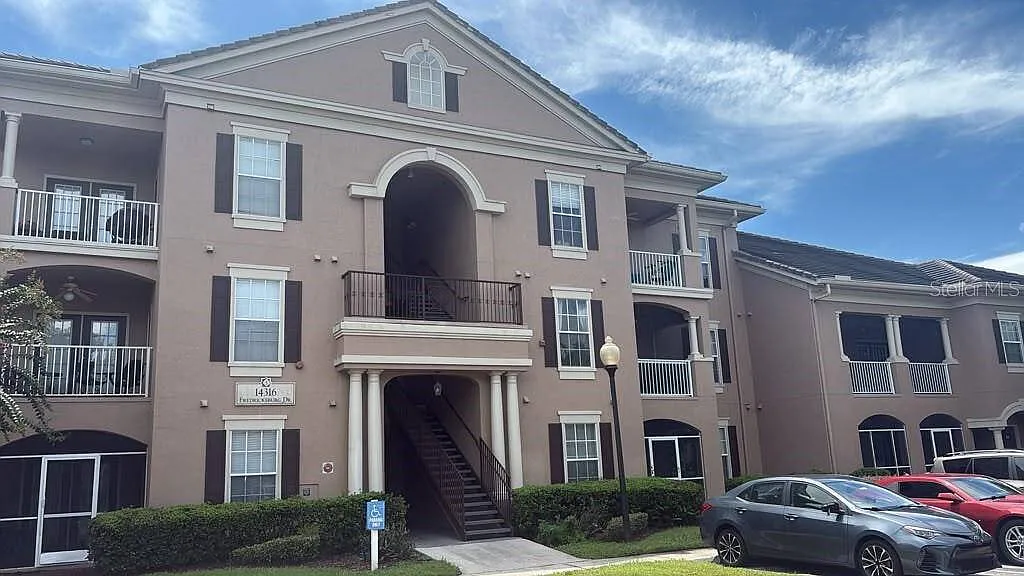 2 bed, 2.0 bath, 1041 sqft, $1,800 — Photo 1