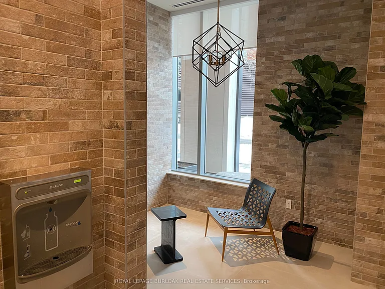 212 King William St E #423 — Photo 28
