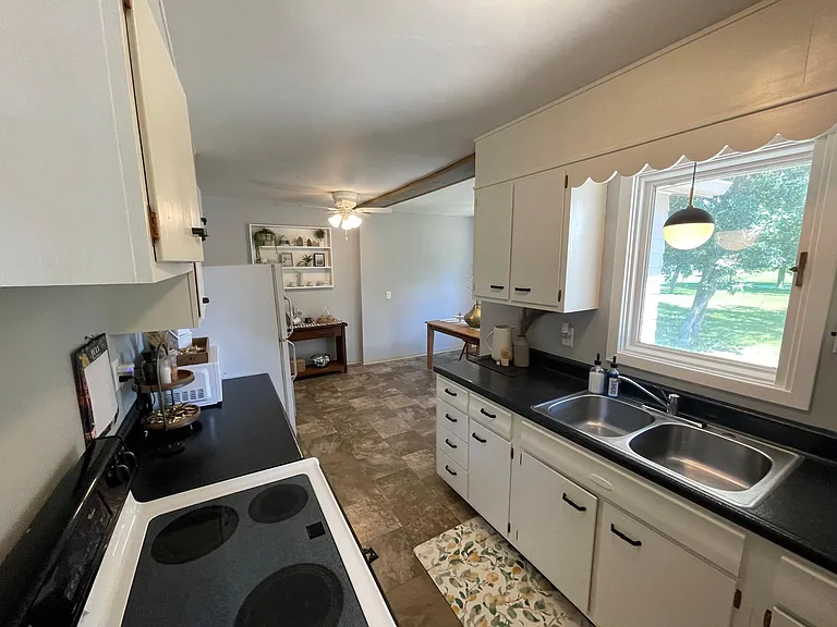 307 S East St — Photo 17