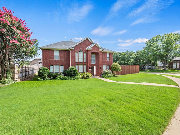 3rd image of 724 Pine Lakes Dr