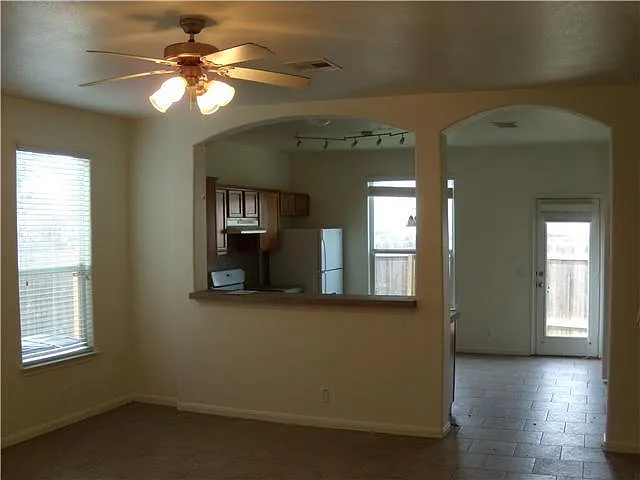 4 bed, 2.5 bath, 1515 sqft, $2,000 — Photo 4