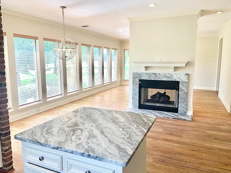 552 Canterbury Ln — Photo 8