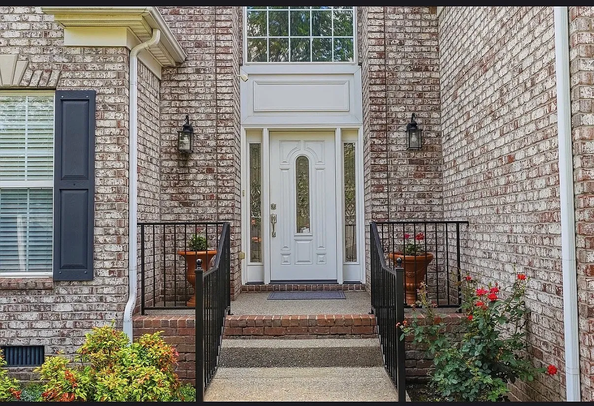 5 bed, 3.5 bath, 3709 sqft, $5,250 — Photo 2