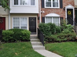 275 Larch Ln, Mahwah, NJ 07430