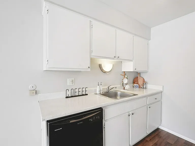 Cherry Hill Village Apartments - Dearborn Heights, MI — Photo 18