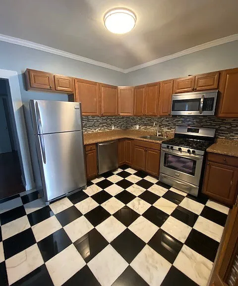 109 Lexington Ave — Photo 1