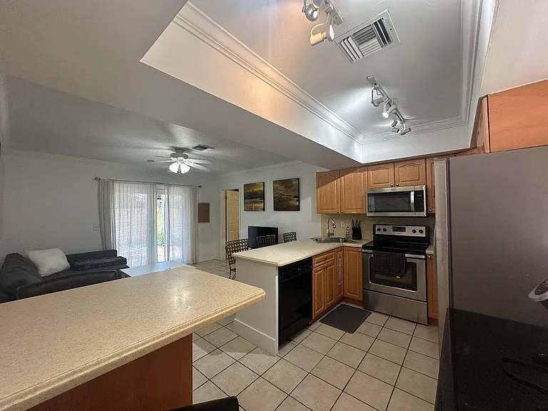 740 NE 37th St #B — Photo 11