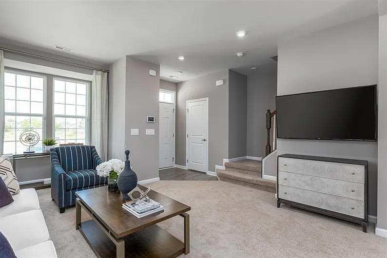 3 bed, 2.5 bath, 1600 sqft, $2,100 — Photo 3