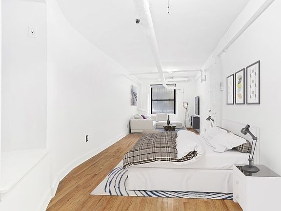 2nd image of 334 W 17th St #Basement