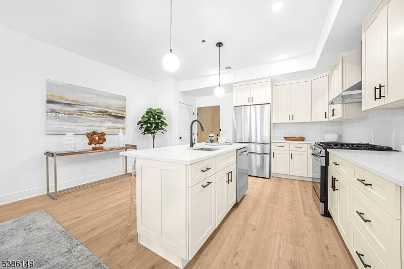 3 bed, 2.0 bath, $4,250 — Photo 3