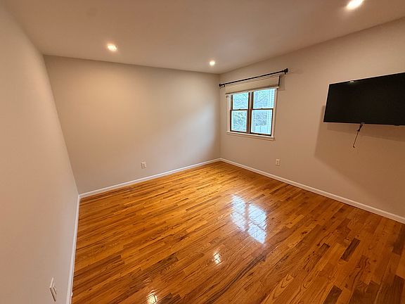 5th image of 53 Selkirk St Floor 2