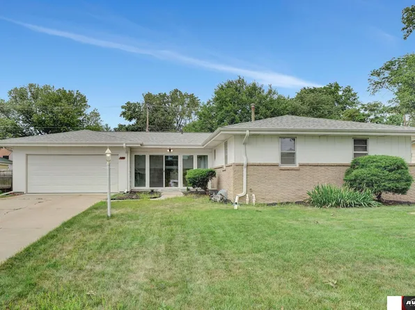 5240 Locust St, Lincoln, NE 68516