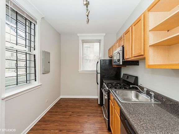 4th image of 2939 N Broadway St #2