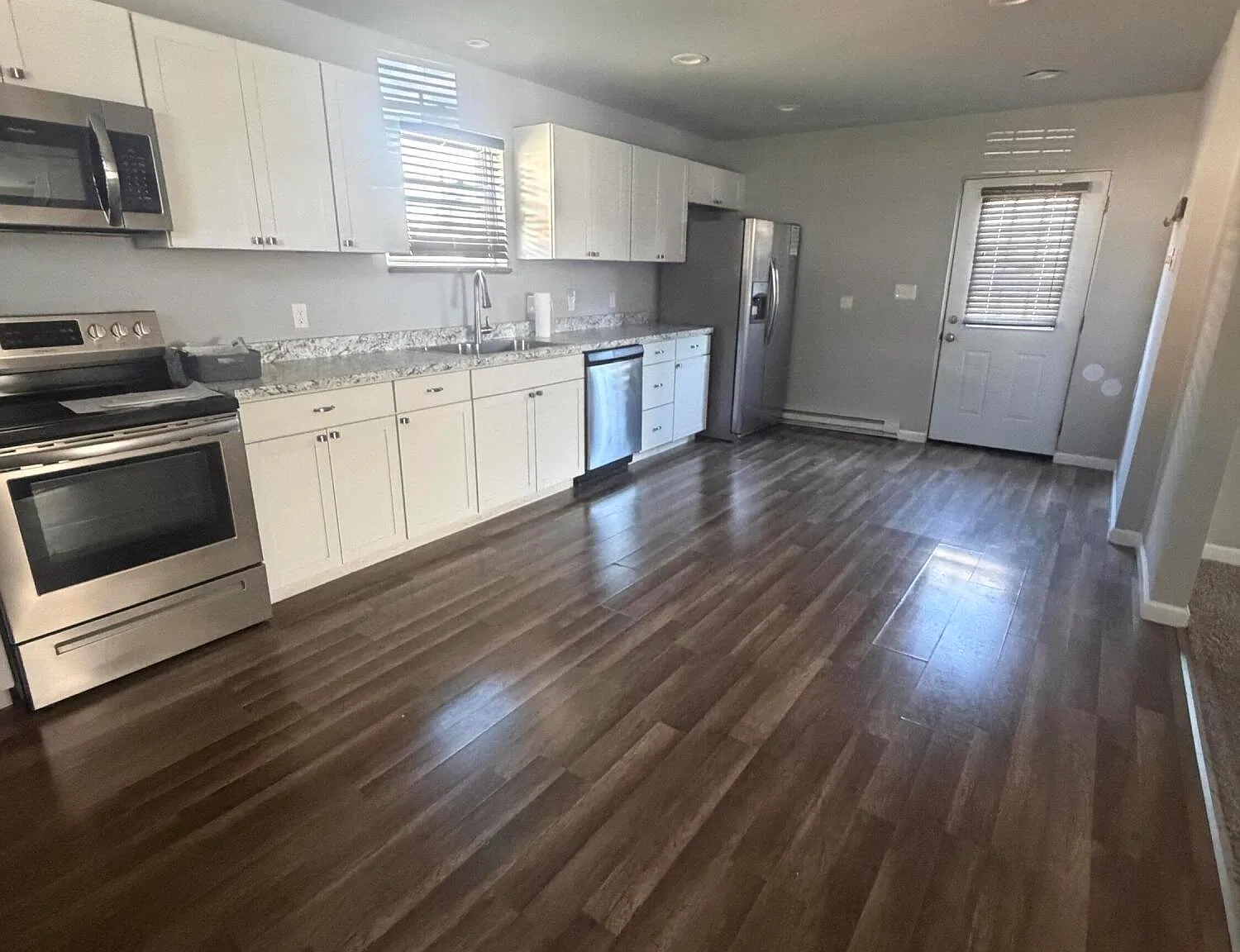 3 bed, 2.5 bath, 1501 sqft, $2,400 — Photo 2