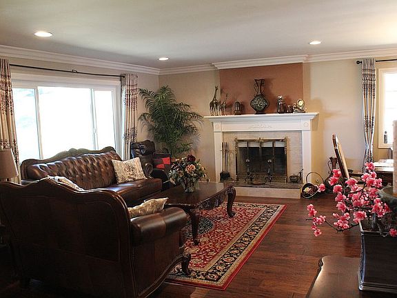 2nd image of 1042 Loma Verde Dr