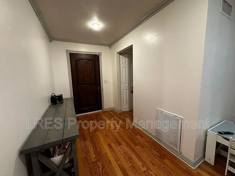 910 Sycamore Ln — Photo 10