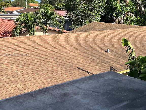 5th image of 733 NW 33rd Ave