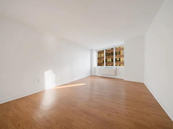 160 Riverside Boulevard image 11 of 17