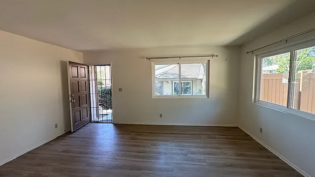 637 Sydney Ln — Photo 9