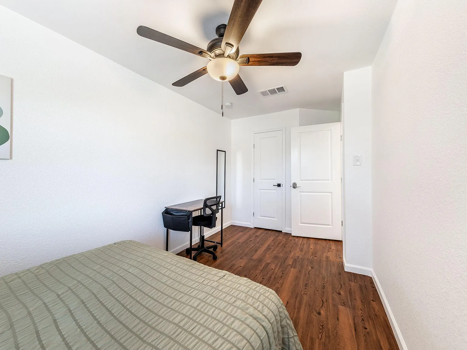 4 bed, 3.0 bath, $888 — Photo 2