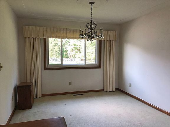 5th image of 615 Reindeer Ln