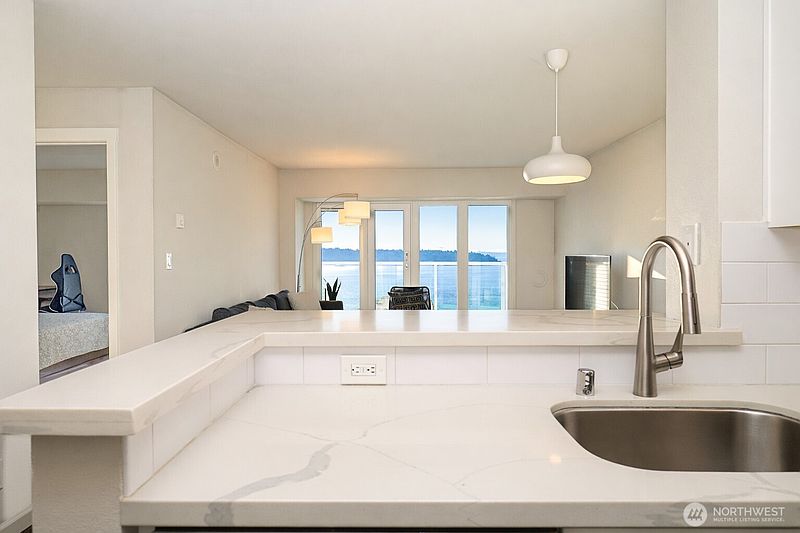 5th image of 121 Vine Street #1702