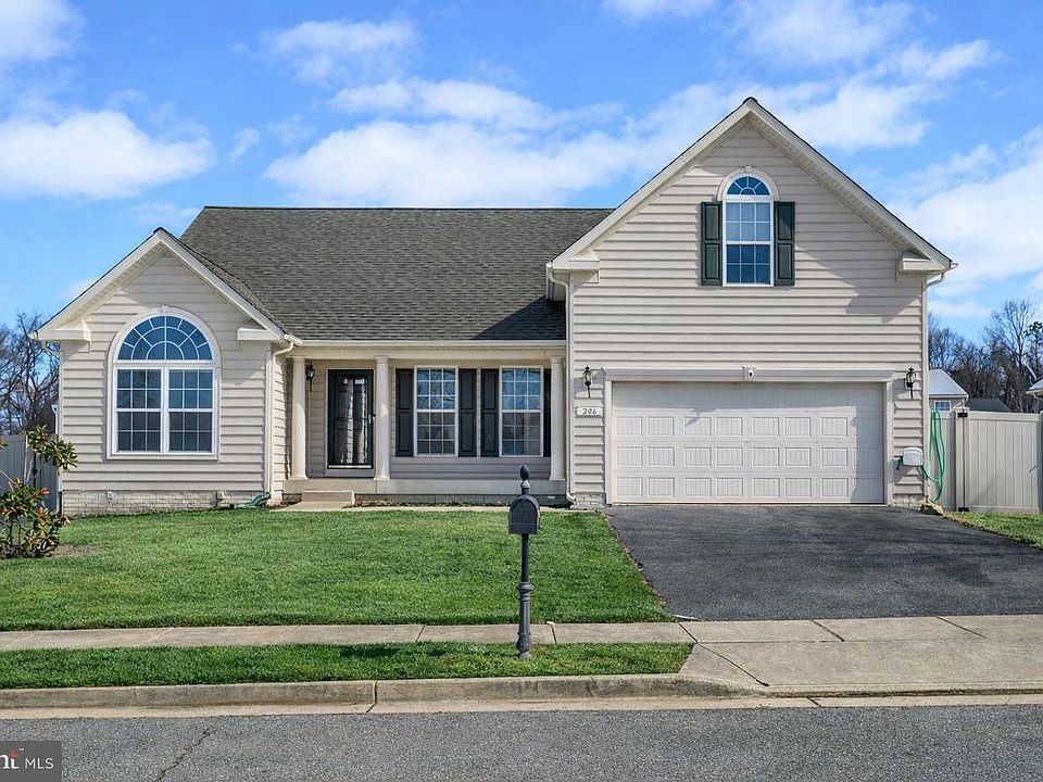 1st image of 206 Camelot Dr