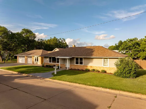 225 S Culp St, Russell, KS 67665