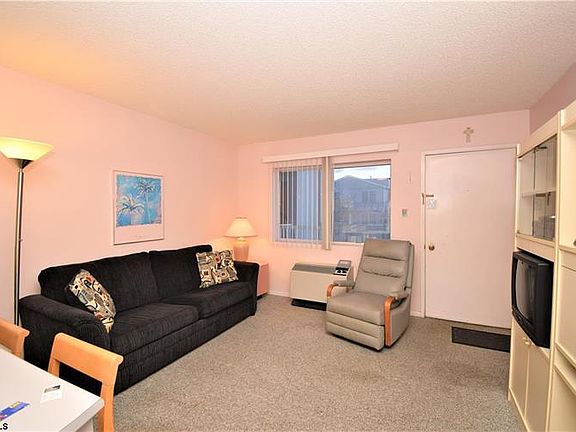 3rd image of 928 Wesley Ave #202