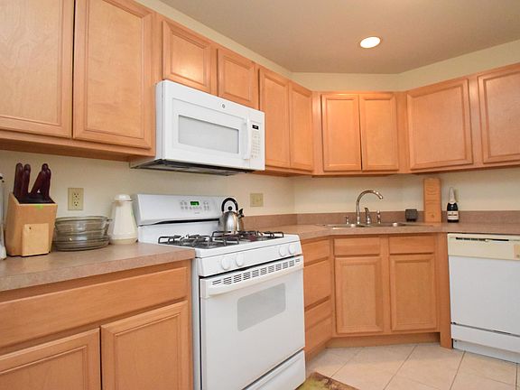 3rd image of 6725 Blackstone Cir