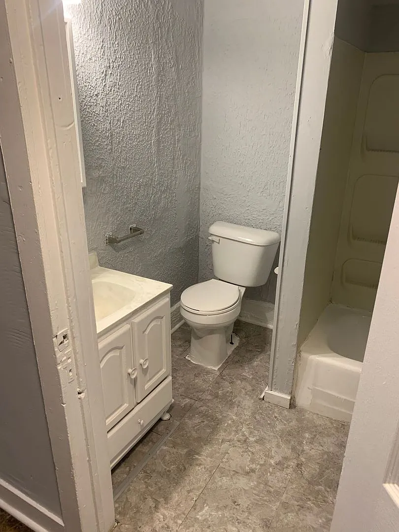 4 Bedroom Single Family — Photo 3